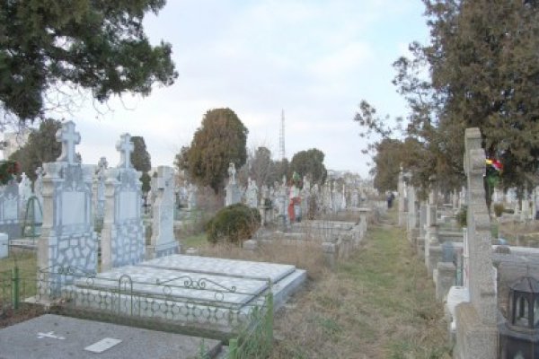 Un puşti a furat o poşetă cu 40.000 de euro, agăţată de o cruce, în cimitir!